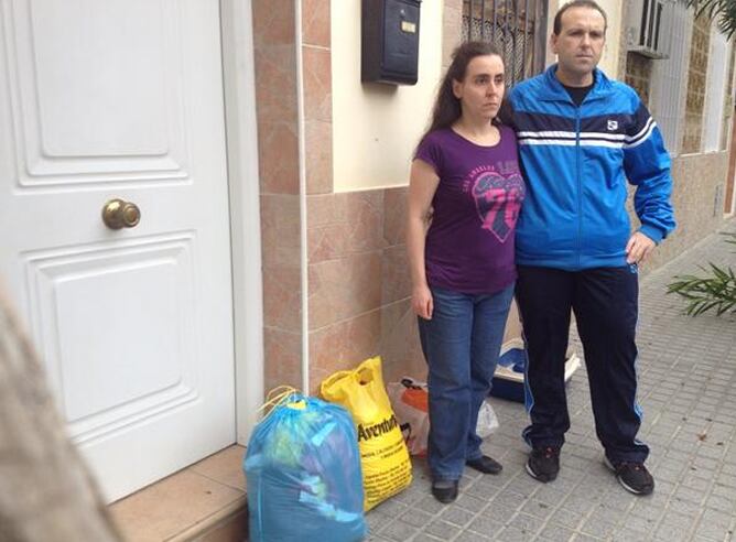 José Manuel Mengíbar y Lourdes Castro a las puertas de su casa tras se desahuciados