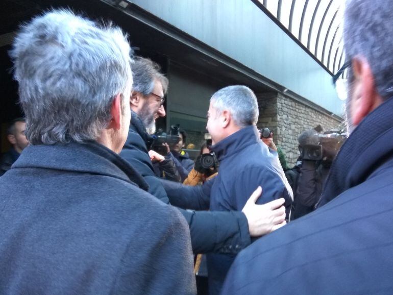 Higini Cierco i Joan Pau Miquel se saluden a l'entrada de la salal que acollirà des d'avui el macrojudici del cas BPA