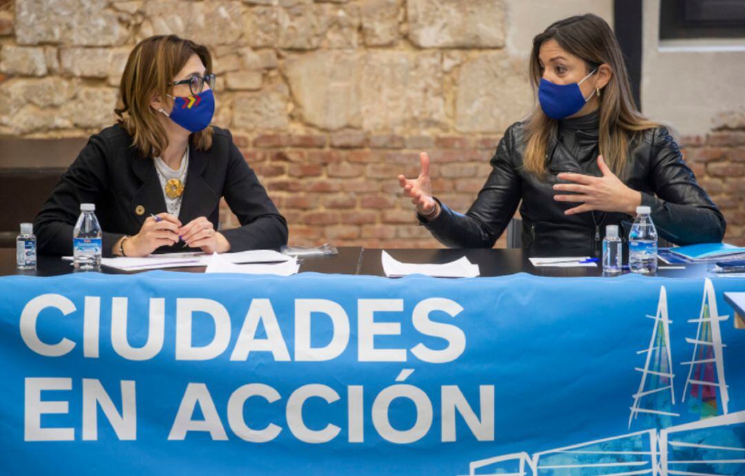 Raquel Gonzále (izq) y Carolina Blasco