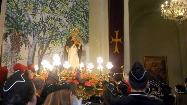 Miles de voces cantarán a San Antón pero desde la puerta de la iglesia