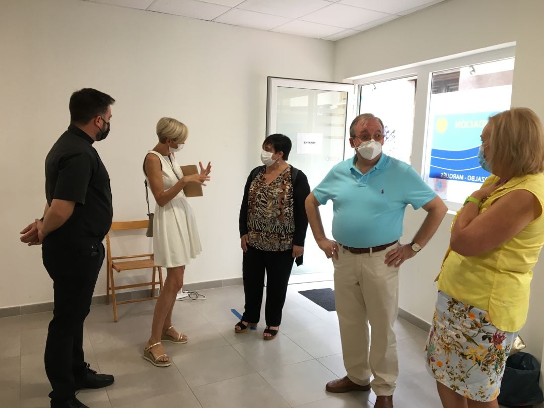 Visita de Pura Peris, directora general de Emergencia Habitacional, a Cáritas Gandia 