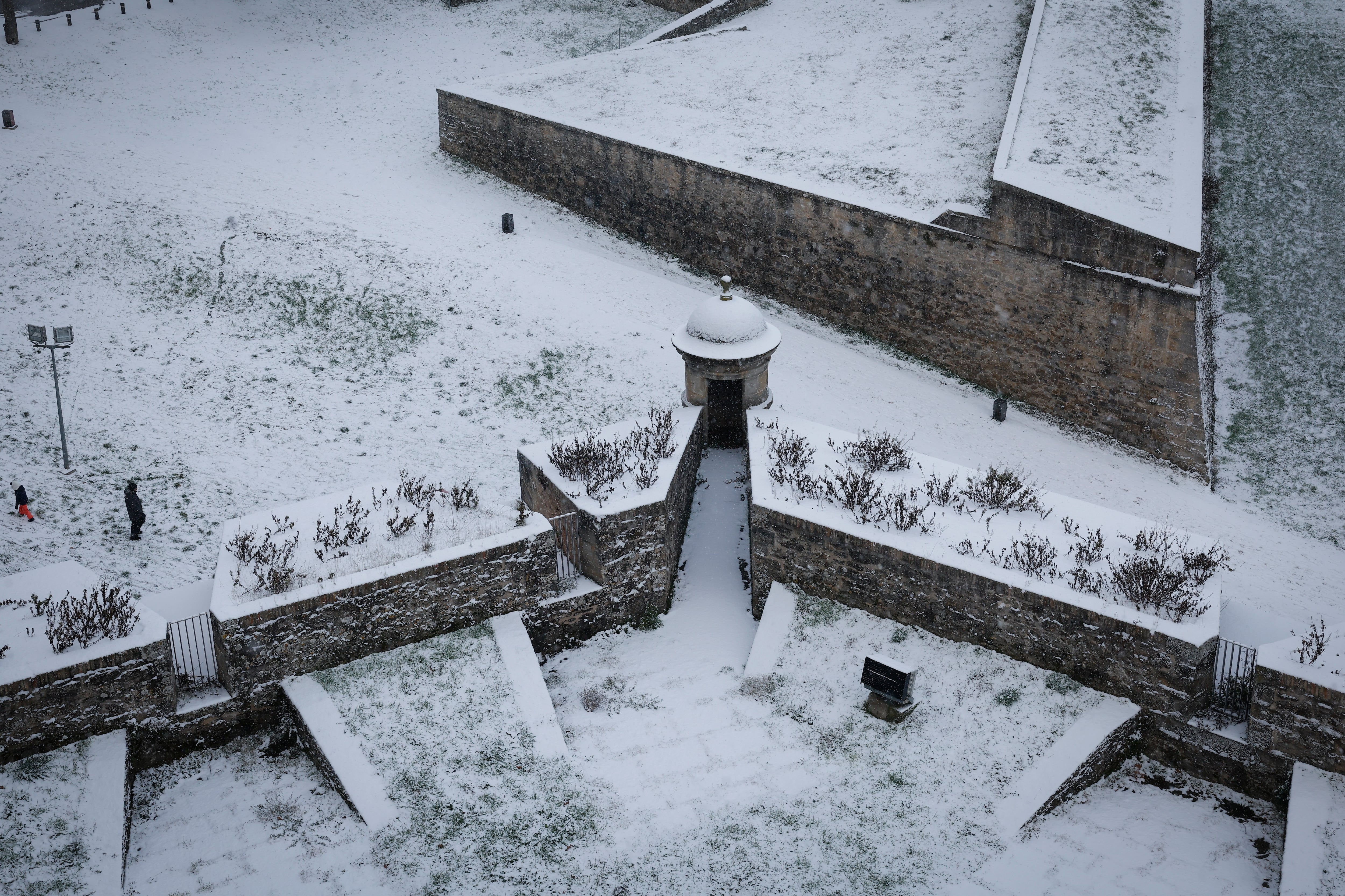 Pamplona amaneció este día de Reyes con sus calles cubiertas por la nieve a consecuencia de la borrasca Francis que afecta a gran parte del país.
