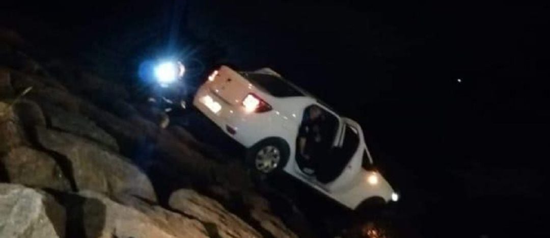 Coche en las rocas en Sada