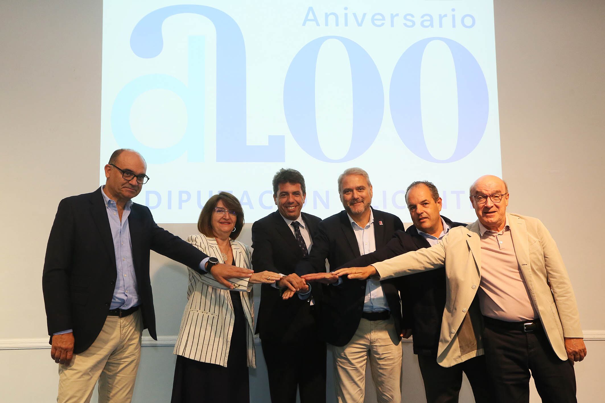 De izquierda a derecha. Manuel Palomar, director del CENID; Amparo Navarro, rectora de la UA; Carlos Mazón, presidente de la Diputación de Alicante; Carlos Baño, presidente de la Cámara de Comercio; y Toni Mayor, vicepresidente de la CEV.