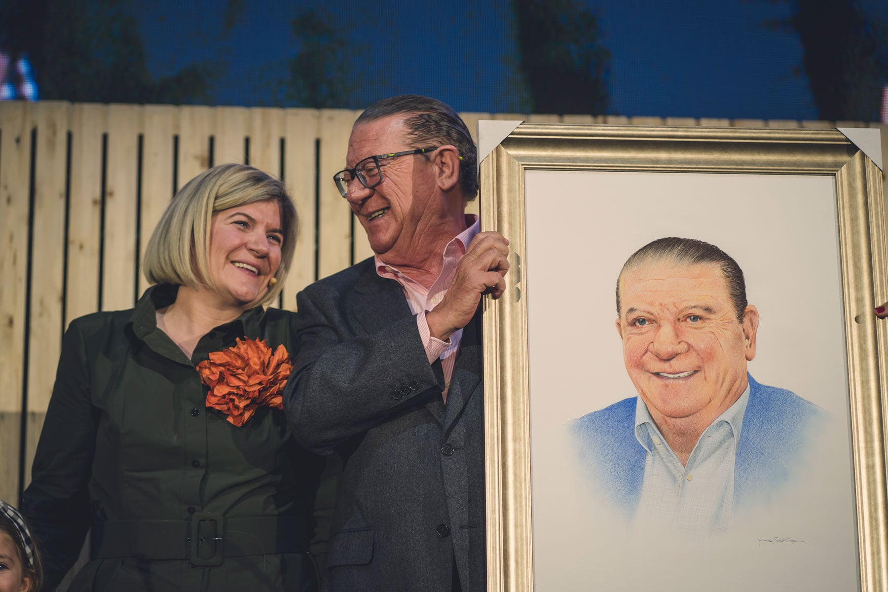 Consuelo y Jorge Vaquer, protagonistas de los 45 años de Nirvel, con un cuadro retrato obra de Jordi Sellés, uno de los regalos que recibió Jorge