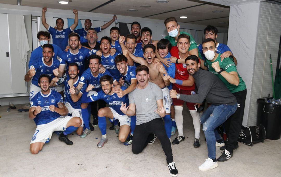 La plantilla del Xerez DFc celebra la victoria en Chapín