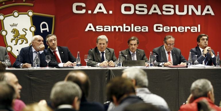 La asamblea general de Osasuna en 2012, con presencia de Miguel Archanco y Ángel Vizcay