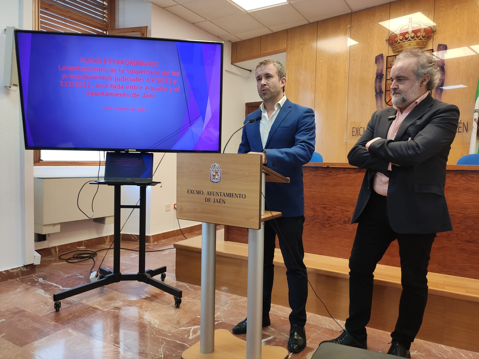 Los socialistas Julio Millán y Francisco Lechuga durante una rueda de prensa en el Ayuntamiento de Jaén