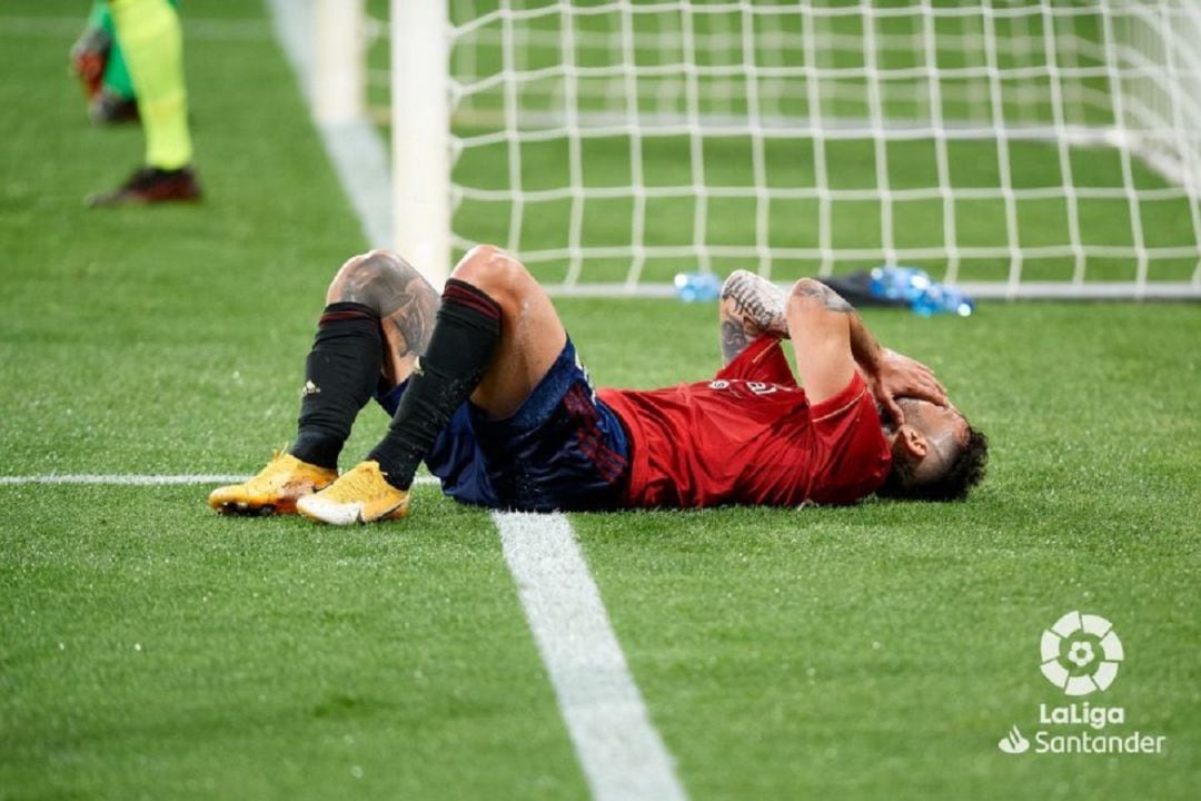 Un jugador de Osasuna se lamenta de una ocasión fallada en un partido anterior en el Sadar 