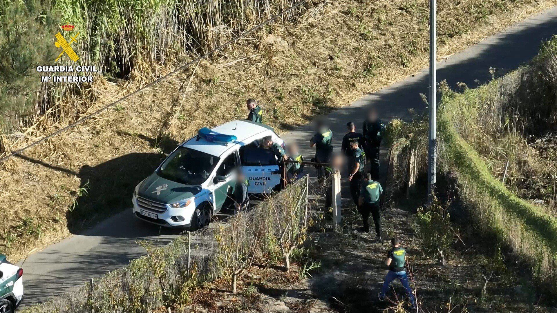 14/11/2025 (AMP) Sucesos.- Guardia Civil detiene en Cieza a un individuo que estaba en busca y captura por robos.
La Guardia Civil ha detenido en una casa de campo en Cieza a un individuo por la presunta comisión de varios delitos de robo en vivienda. El sospechoso, que tenía una orden de detención e ingreso en prisión, dictada por un juzgado de Murcia, llevaba más de un año fugado de la justicia y en paradero desconocido.
SOCIEDAD ESPAÑA EUROPA MURCIA
GUARDIA CIVIL