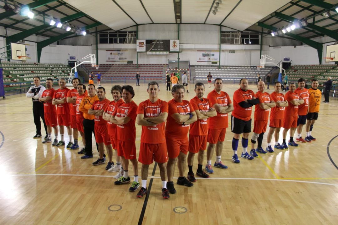 Los jugadores del equipo rojo preparados para la acción.