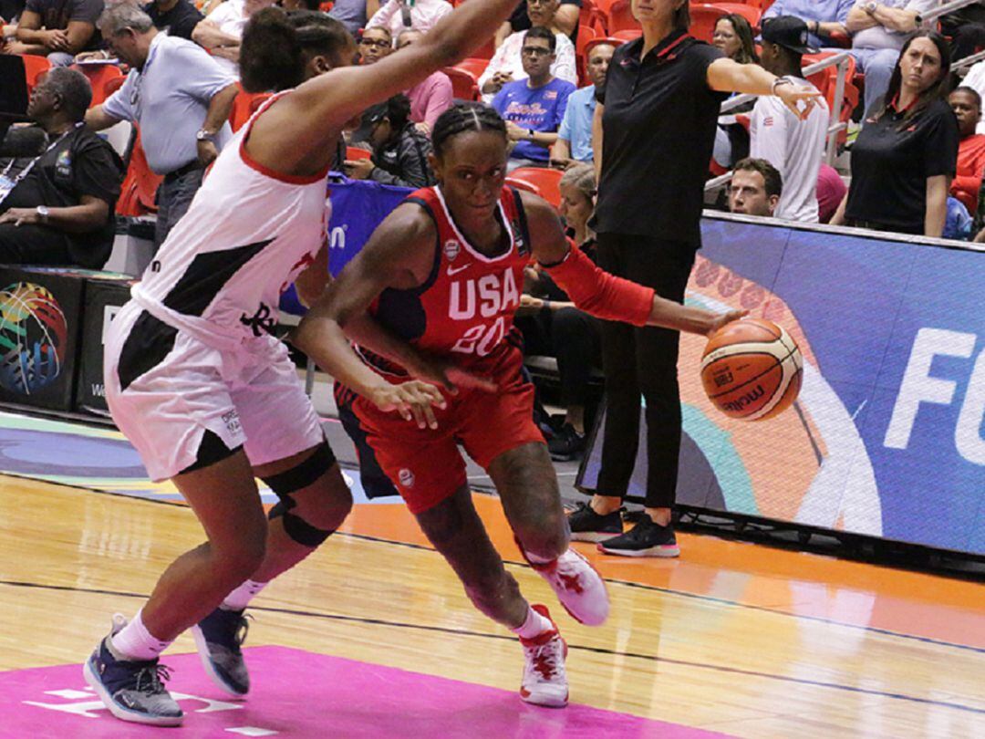 Sykes, en una acció de la final contra Canadà.