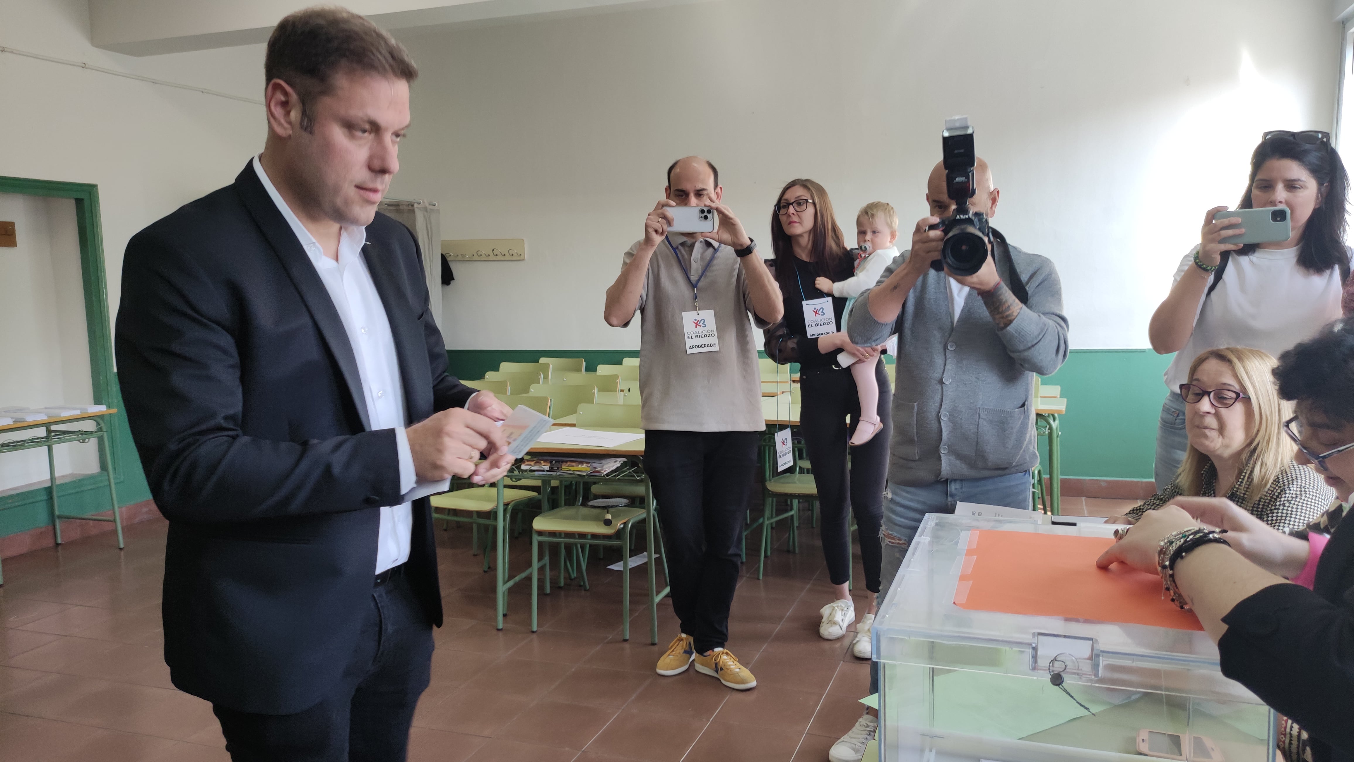 El candidato del Coalición por el Bierzo, Iván Alonso en el momento de ejercitar su derecho al voto