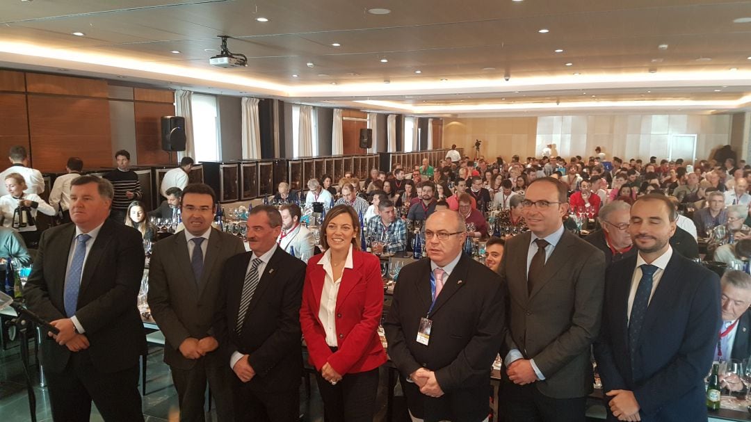 La consejera de Agricultura junto con el presidente de los Sumilleres de Castilla y León y el alcalde de Peñafiel