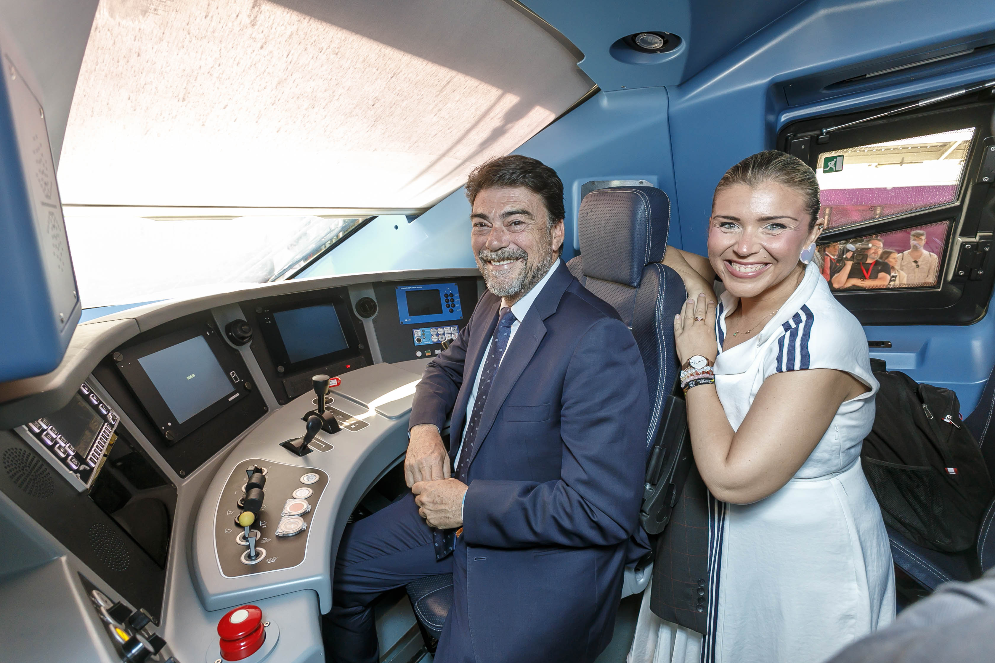 El alcalde de Alicante, el popular Luis Barcala, y la vicealcaldesa de Ciudadanos, Mari Carmen Sánchez, en el convoy inaugural de Iryo