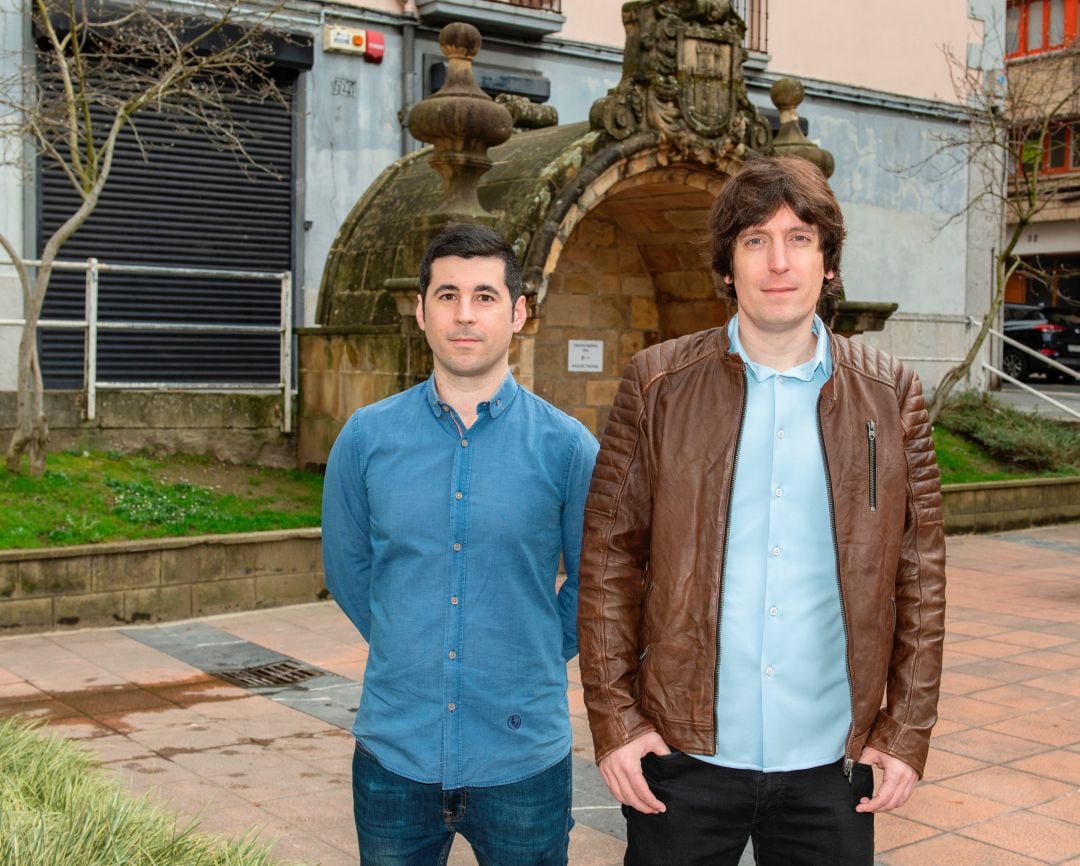 Alberto de la Hoz, a la derecha, ocupará el segundo lugar en la candidatura jeltzale, mientras que Jon Pérez, a la izquierda, será el quinto en la lista