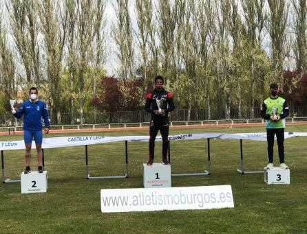 Podio masculino, con el Atletismo Numantino como campeón.