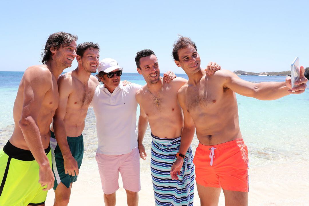 Feliciano Lopez, Pablo Carreno Busta, Francisco Roig, Roberto Bautista Agut y Rafael Nadal posan durante su visita a Rottnest Island.