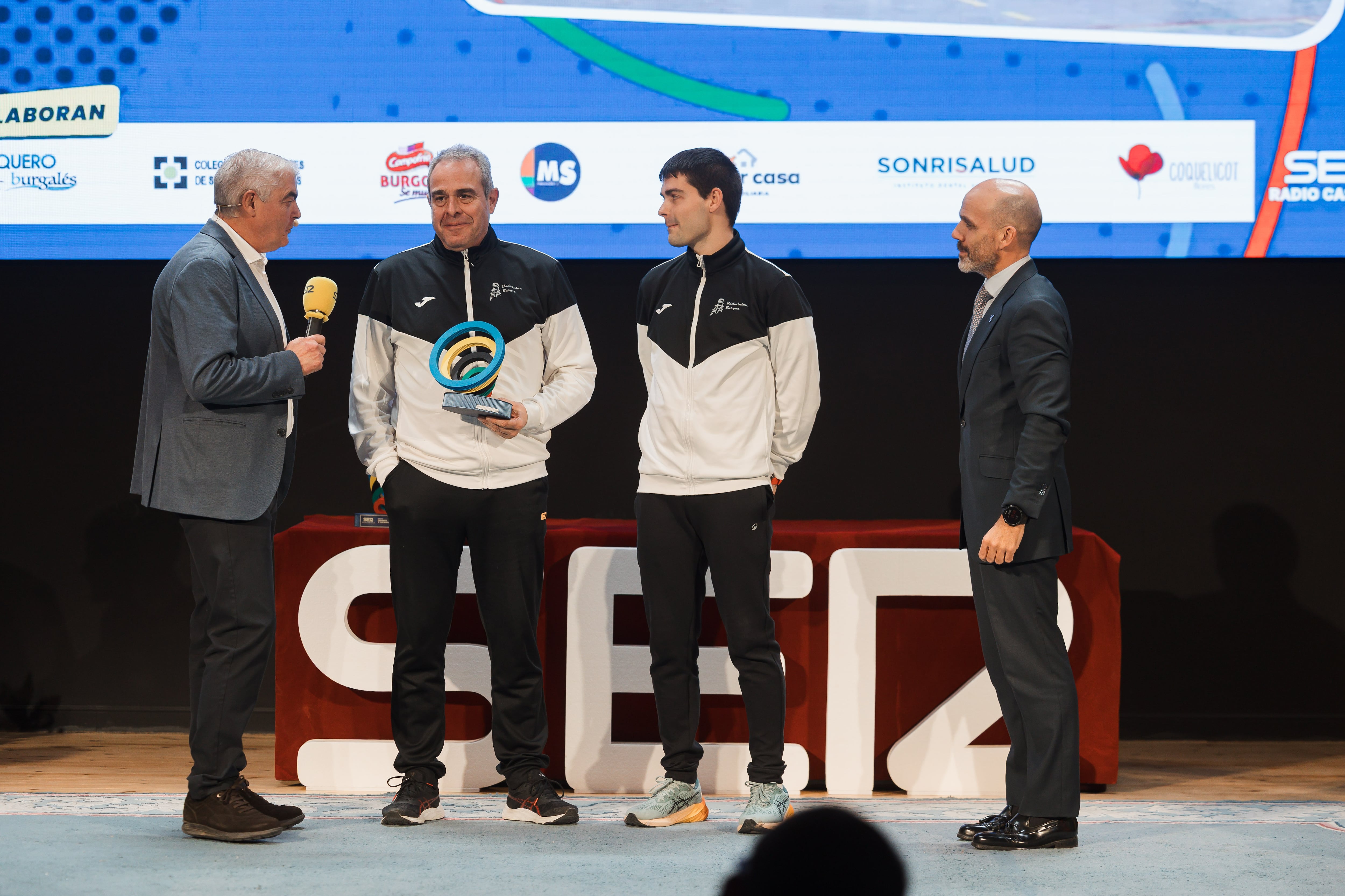 Adolfo Martínez recogió el premio para el Club Bádminton Burgos como presidente de dicha entidad. / Foto: Rodrigo Mena