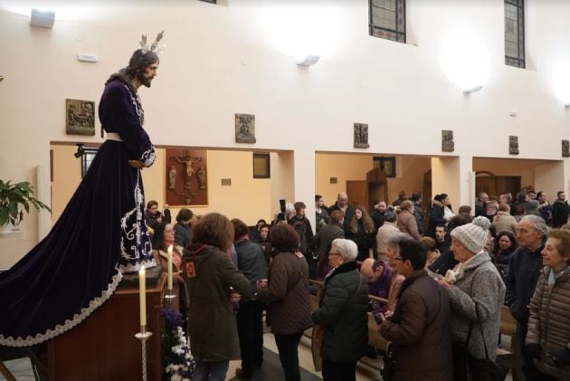 Los fieles llenaron la Iglesía de San José para el besapie al Cautivo