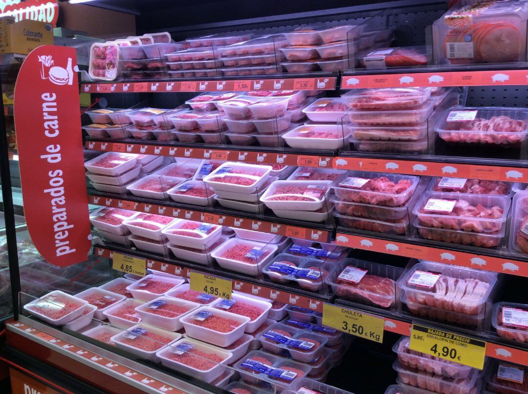 Estantería de un supermercado con productos de carne procesada. 