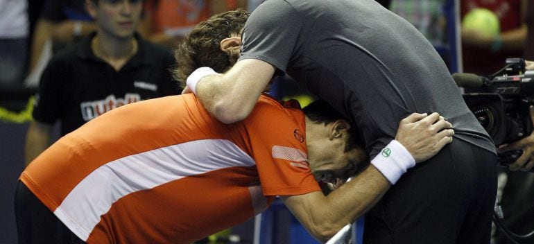 El tenista británico Andy Murray abraza a Tommy Robredo tras vencerle en la final del Valencia Open 500 que han disputado en la Ciudad de las Artes y las Ciencias