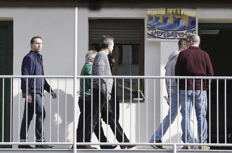 El expresidente de la Diputación de Valencia, Alfonso Rus (2i, de verde), detenido en la &quot;Operación Taula&quot;, a su llegada esta mañana a la Comandancia de la Guardia Civil de Valencia.