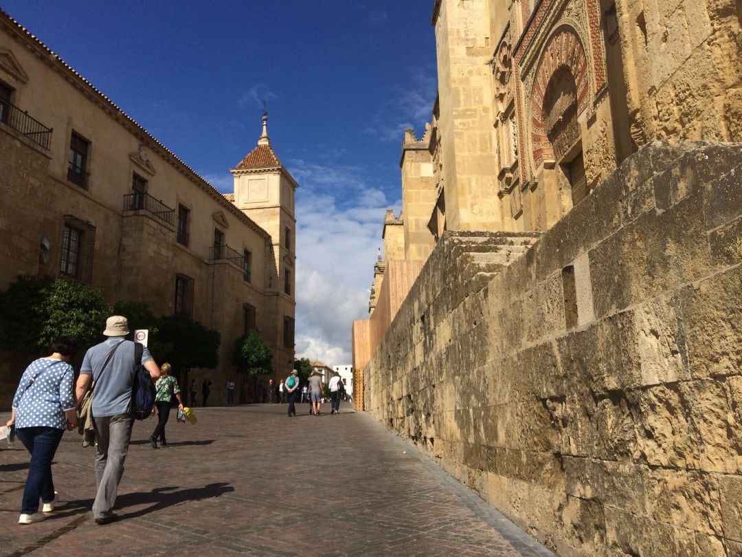Turistas en el entorno de la Mezquita, foto de archivo