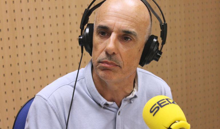 Julià Álvaro, en una imagen de archivo en los estudios de Radio Valencia