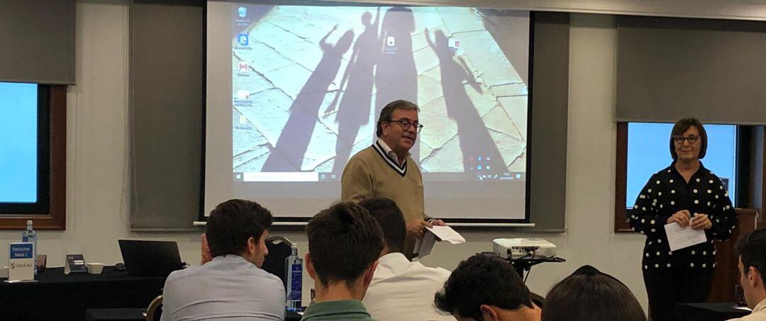 El doctor Antela durante una charla