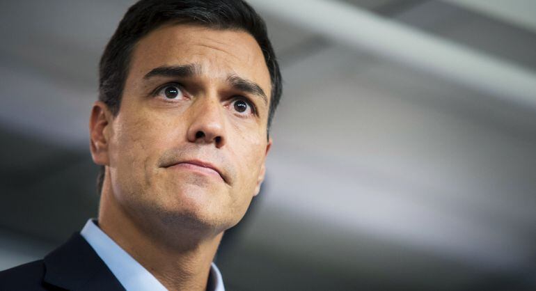 El líder del PSOE, Pedro Sánchez, durante su comparecencia ante los medios en la sede de la madrileña calle de Ferraz, para analizar los resultados de las elecciones gallegas y vascas