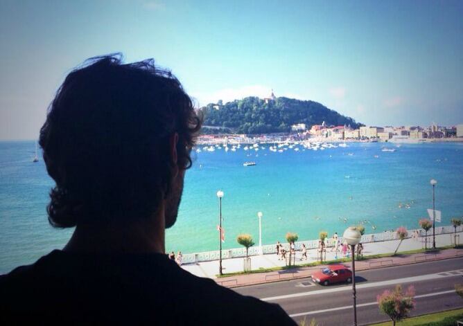 Granero mira a la bahía de la Concha a su llegada ayer en San Sebastián.