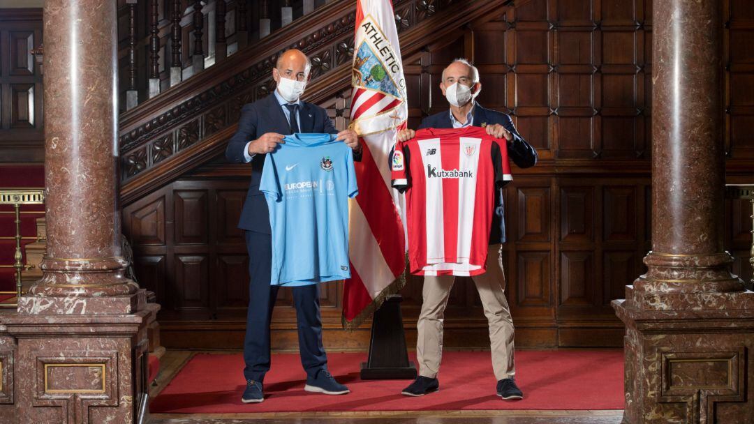 Los presidentes de ambos clubes, durante la firma del acuerdo