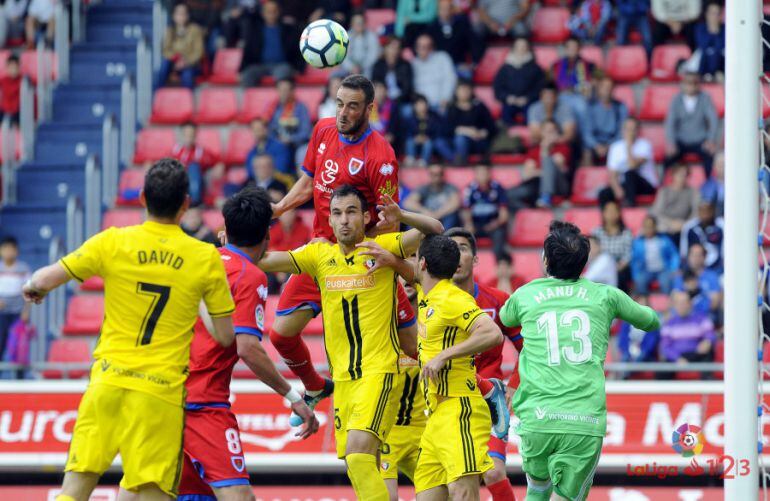 Higinio se alza en el área para rematar y lograr el gol del empate del Numancia.