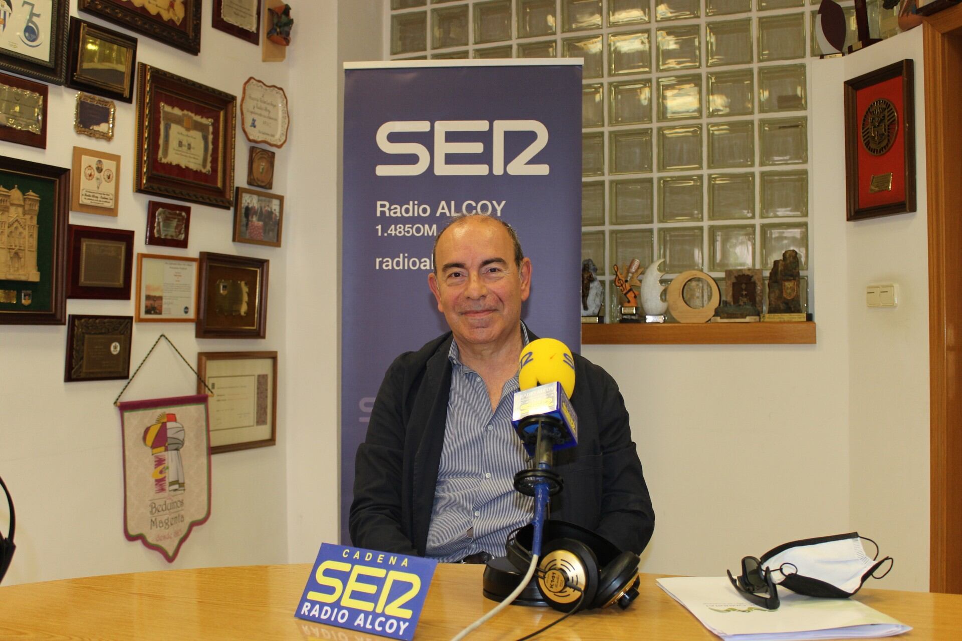 José Luis Estrada, de l'oficina Xaloc de la Mancomunitat de L'Alcoià i El Comtat, en l'estudi de Ràdio Alcoi.