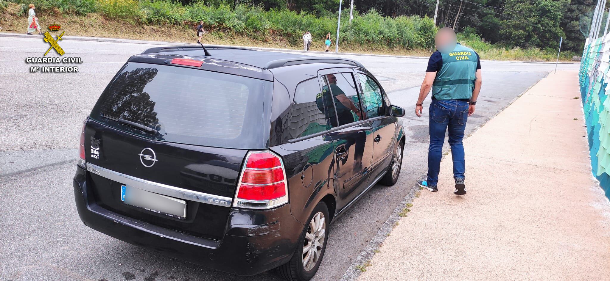 Un Guardia Civil inspeccionando un vehículo.