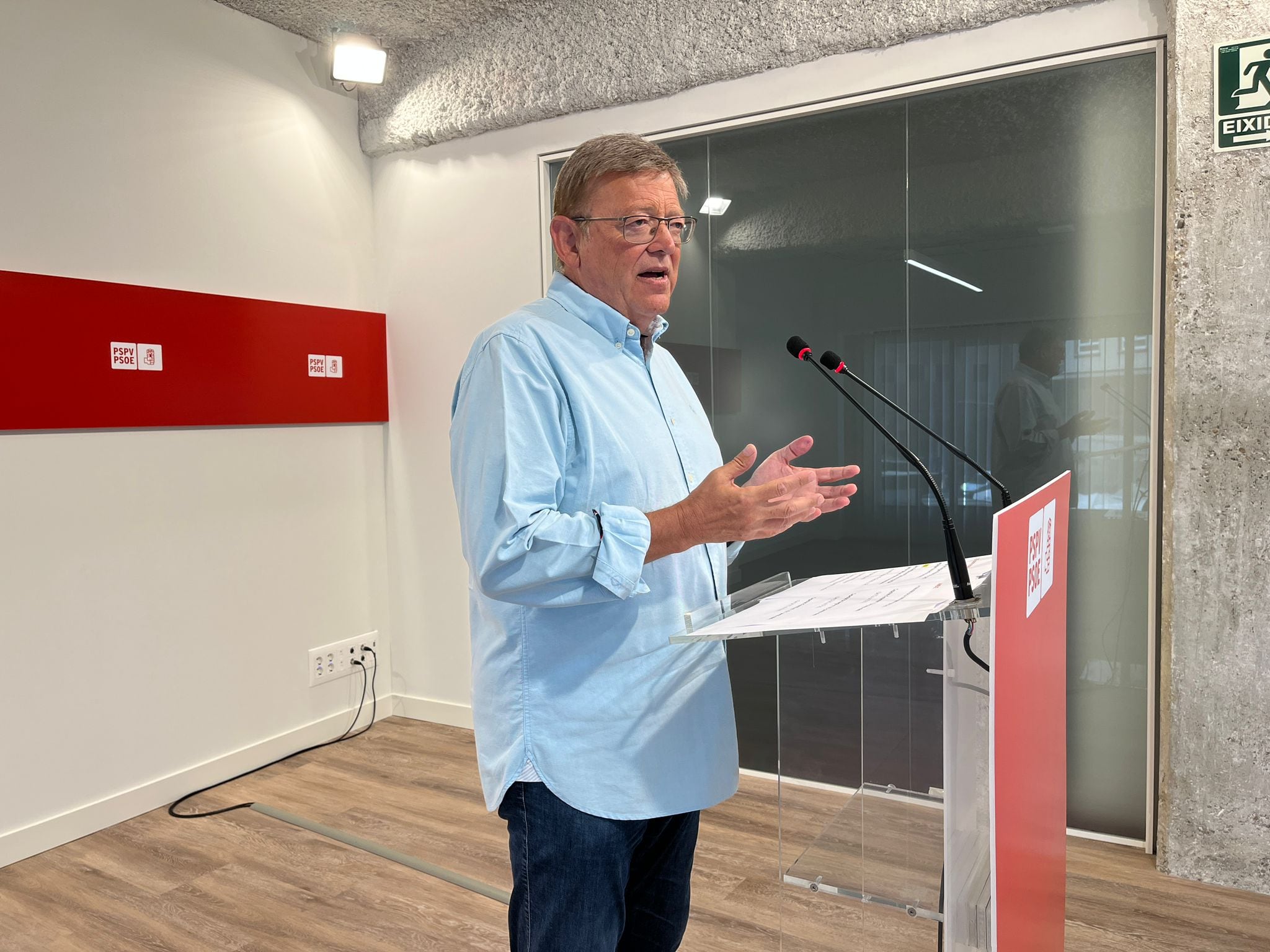 El líder de los socialistas valencianos, Ximo Puig, este lunes junto al grupo parlamentario del PSPV en Les Corts.