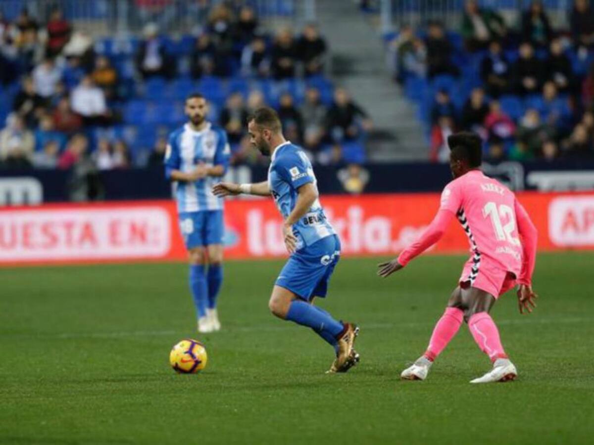 El Málaga sufre, remonta y es líder