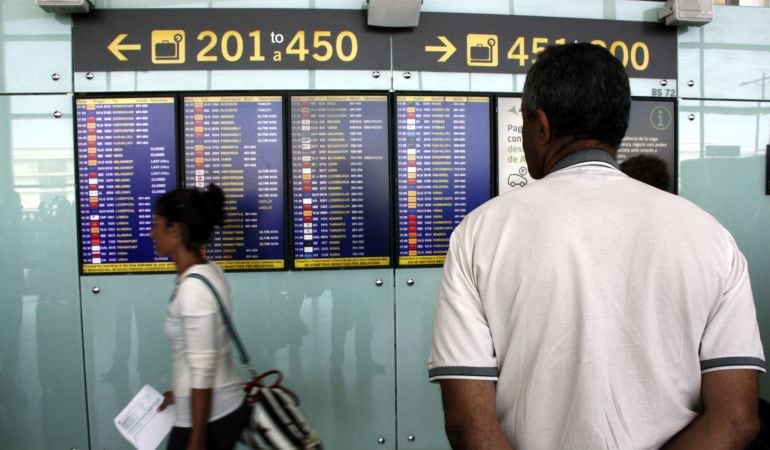 Imatge d&#039;un passatger mirant la pantalla de vols 