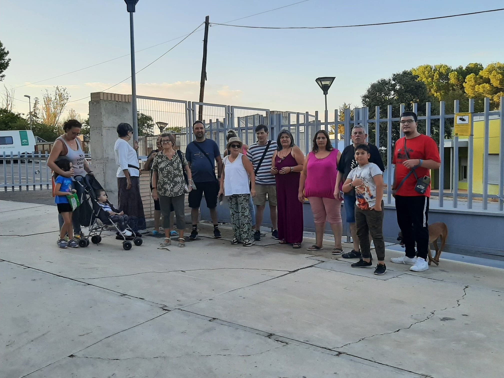 Miembros de la PAH ante las viviendas vacías en el Hospital Neurotraumatológico de Jaén.