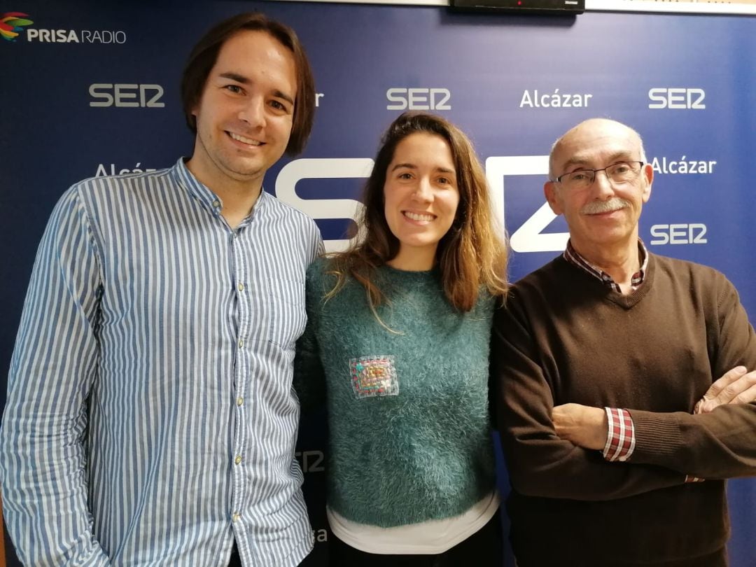 Alberto y Laura Ortiz, de CEOS Dentiland, y Enrique Lubián, representante de la AECC en Alcázar