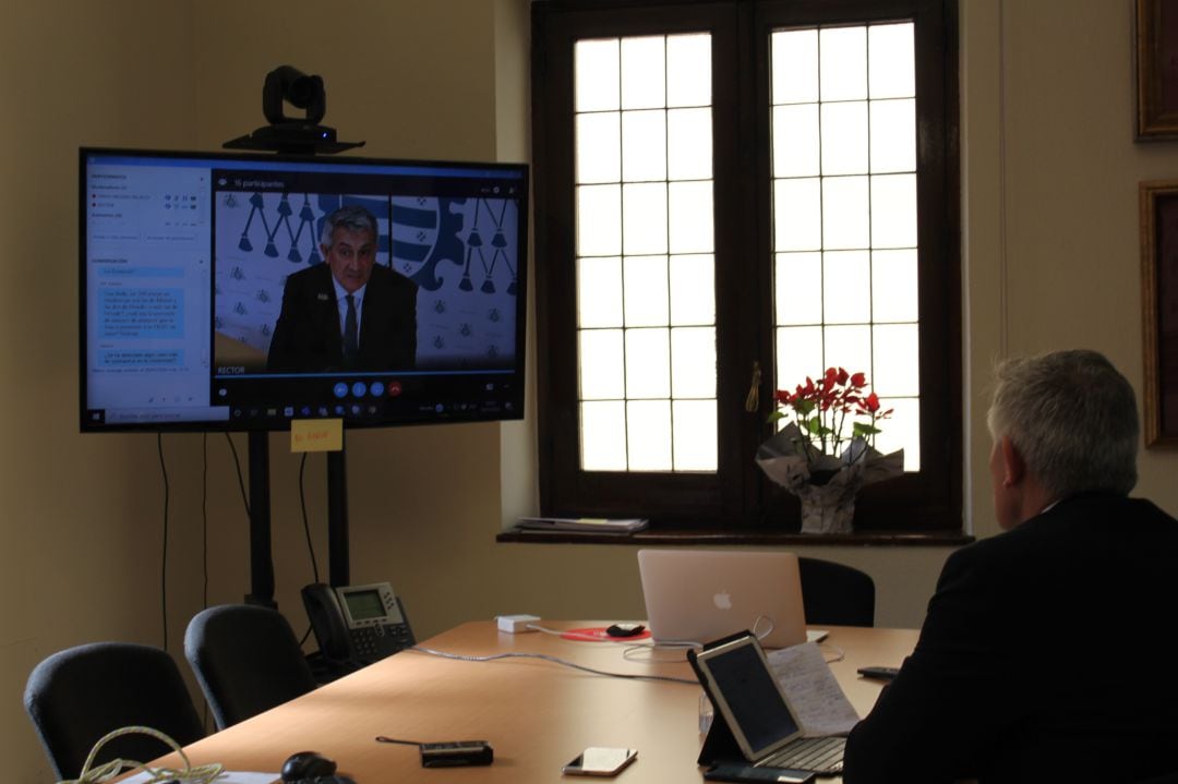 El Rector, Santiago García Granda, en rueda de prensa virtual con los medios de comunicación asturianos