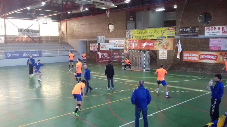 Calentamiento del Villa de Aranda en El Pandero antes de comenzar el partido.