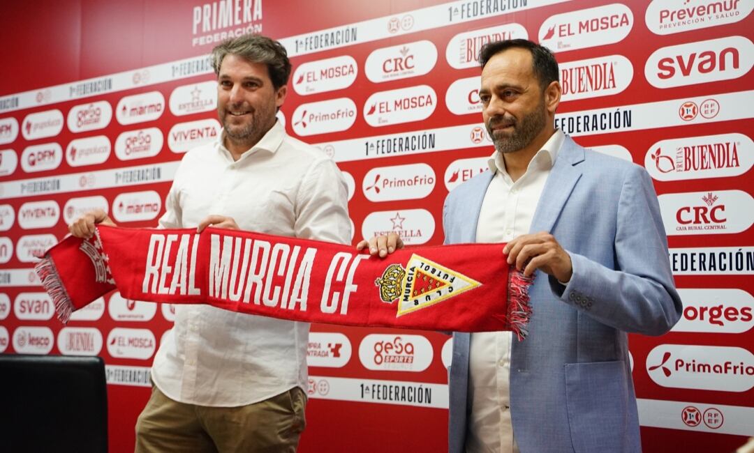 Goiria y Fran Fernández posando con la bufanda grana