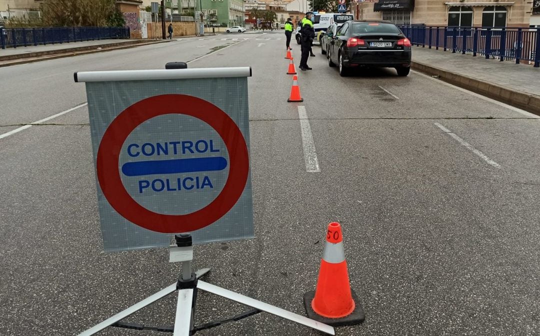 Controles en la ciudad de Gandia que coordinan la Policía Nacional y la Local 