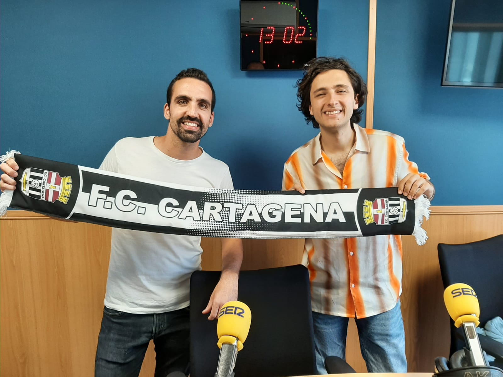 Antonio García, vocalista de la banda, junto a Alejandro Moya, redactor de Radio Cartagena