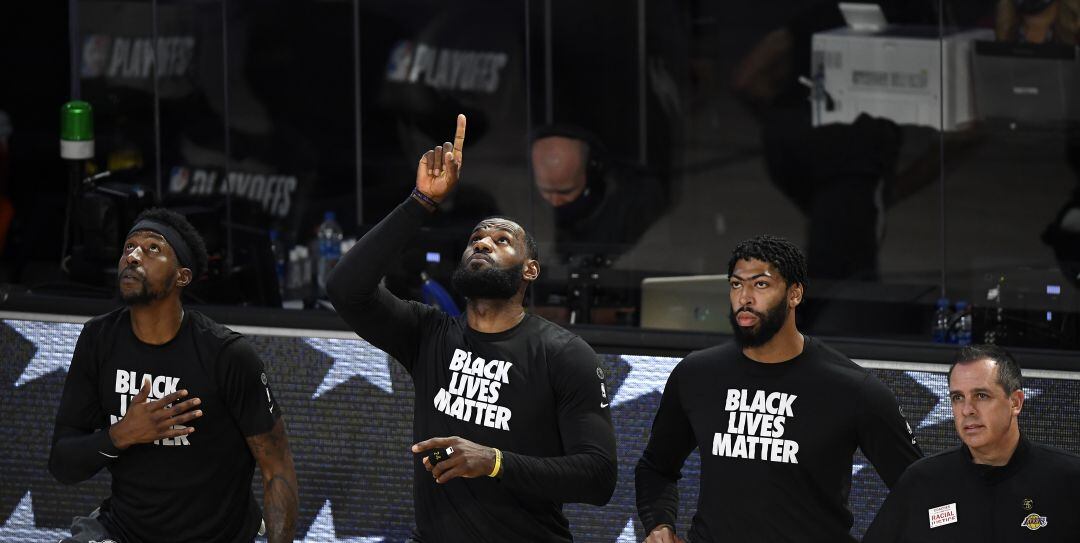 LeBron James señala el cielo durante la interpretación del himno americano antes de un partido de la NBA