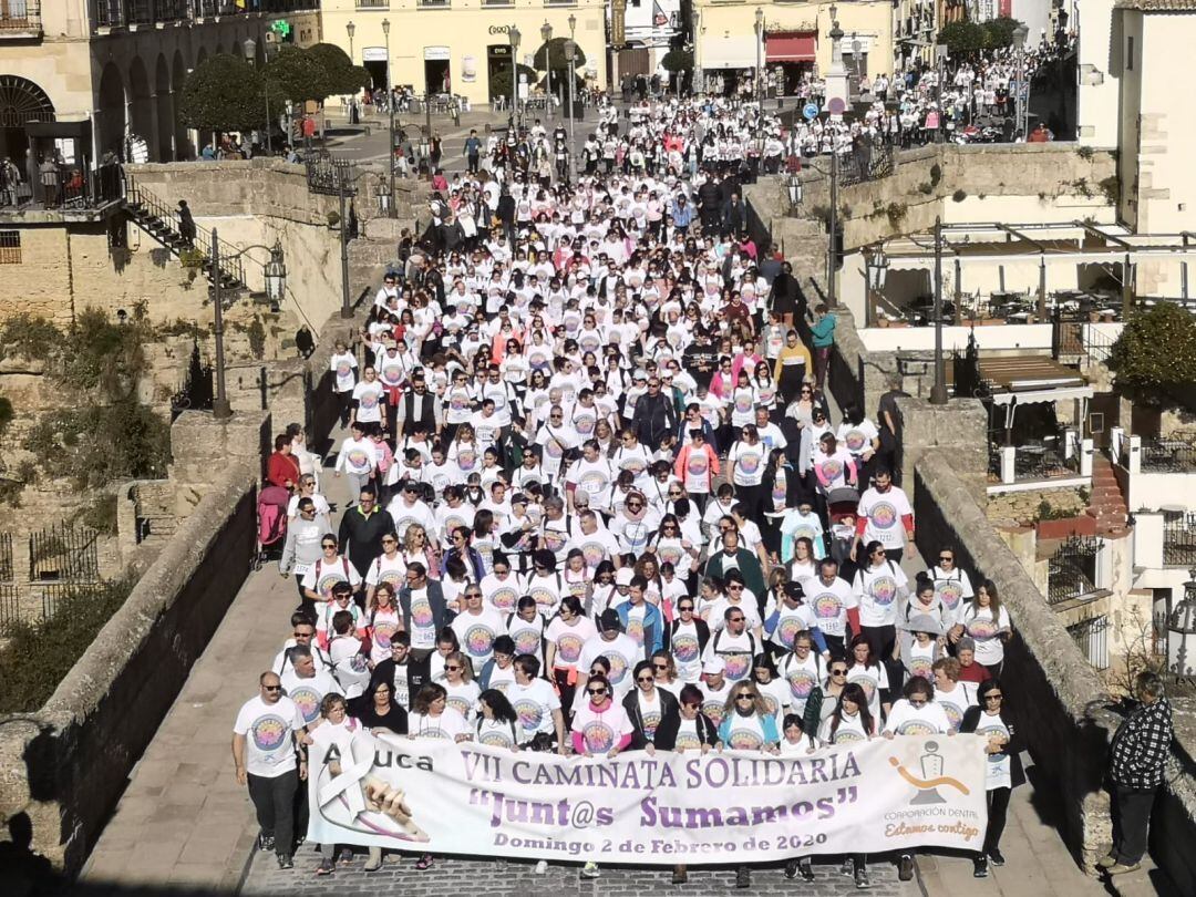 La caminata solidaria de la asociación rondeña en 2020 a su paso por el Puente Nuevo