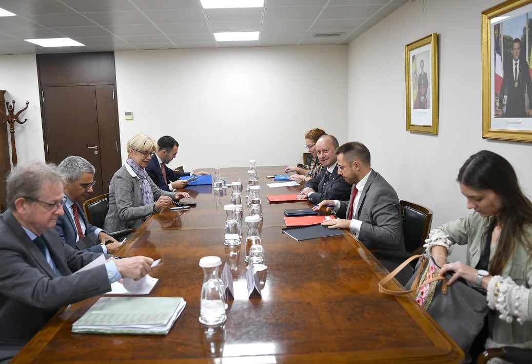 Reunió delegació de la Comissió de Venècia amb el Ministre de Justicia i Interior Sr. Josep Maria Rossell i amb el Sr. Joan Leon Secretari d'Estat