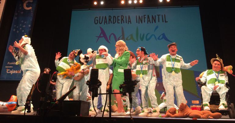 Momento de la actuación de la chirigota &#039;Los niños de la Susana&#039; en los cuartos de final del concurso del Teatro Falla